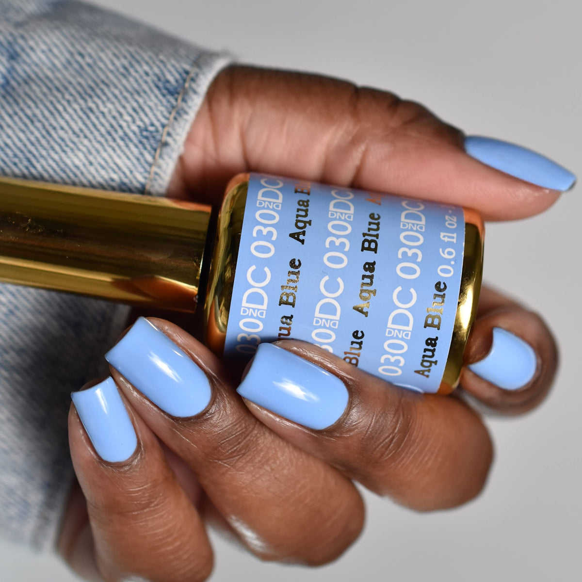 DAISY DND Aqua Blue gel polish bottle side view