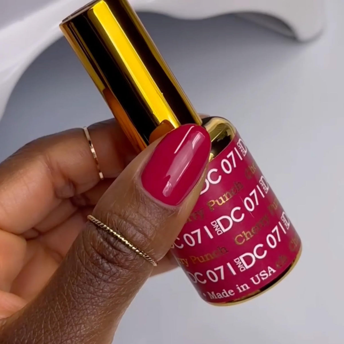 DAISY DND Gel Nail Polish 15ml bottle Cherry Punch