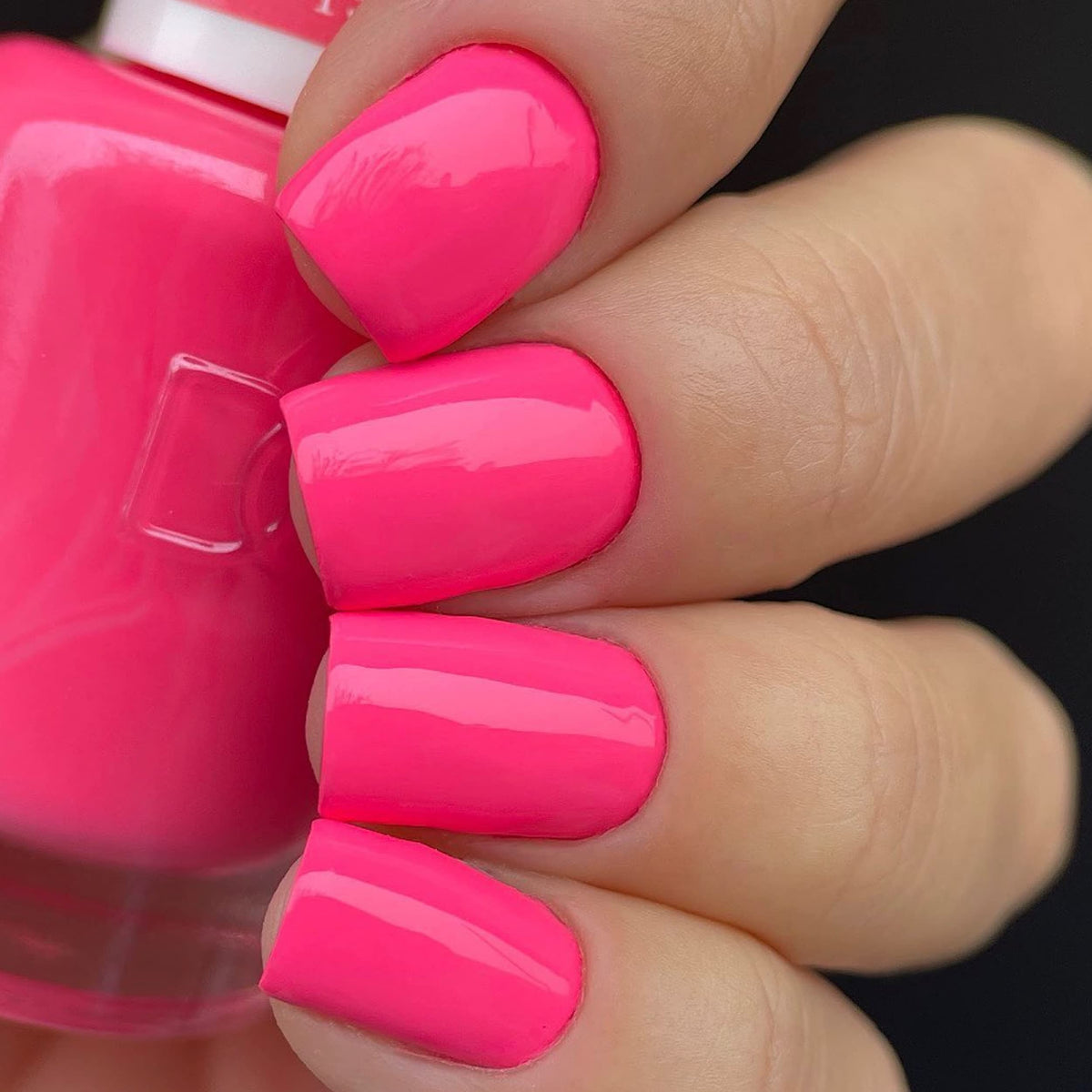 DAISY DND Gel Nail Polish Sweet Tooth 15ml bottle