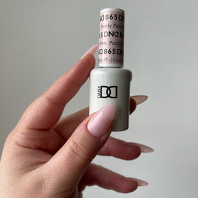 DAISY DND Gel Polish Set displayed with accessories