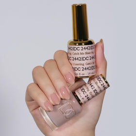 DAISY DND Gel Polish Set showing both gel polish and lacquer bottles