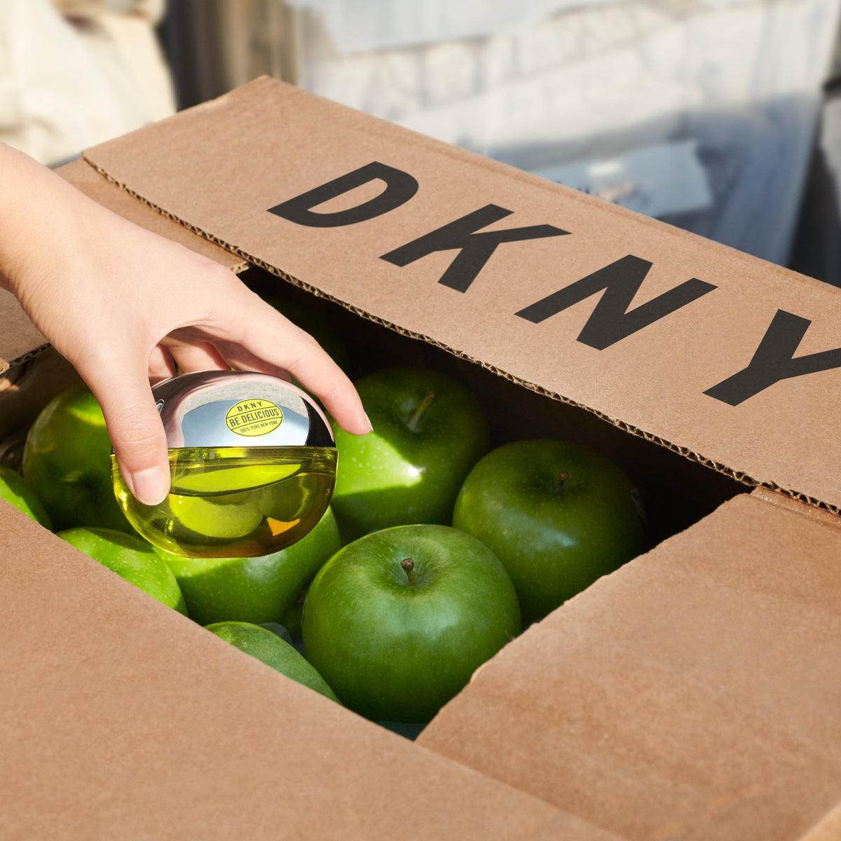 DKNY Be Delicious Eau de Parfum spray close-up