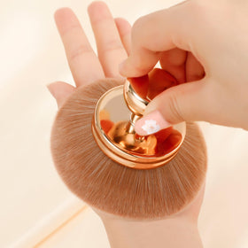 docolor Extra Large Kabuki Body Brush side view showing bristles