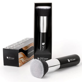 DUcare Kabuki Foundation Brush close-up of bristles
