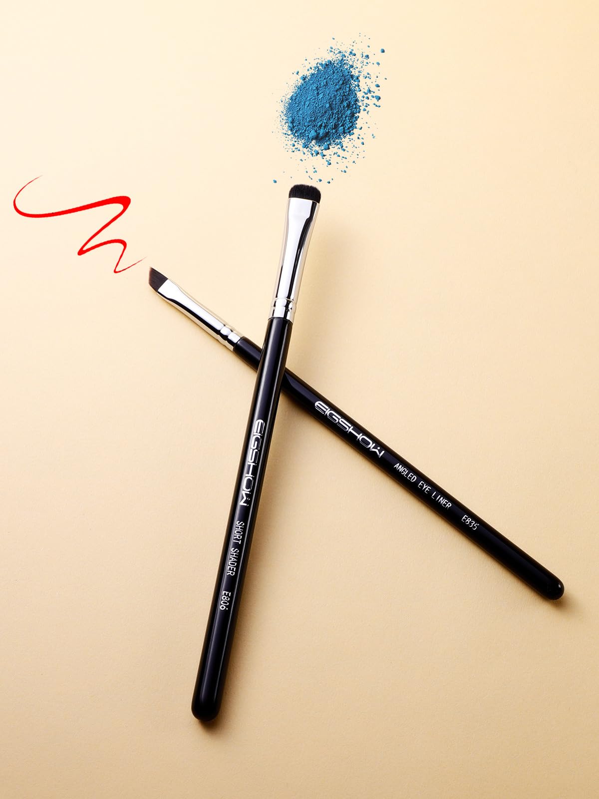 EIGSHOW Eyeliner Brush demonstrating fine line application