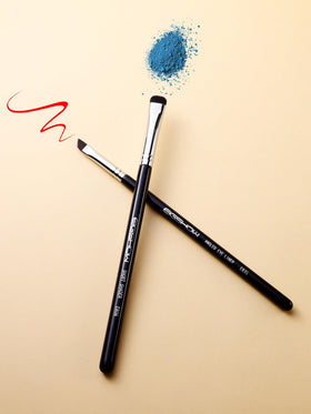 EIGSHOW Eyeliner Brush demonstrating fine line application