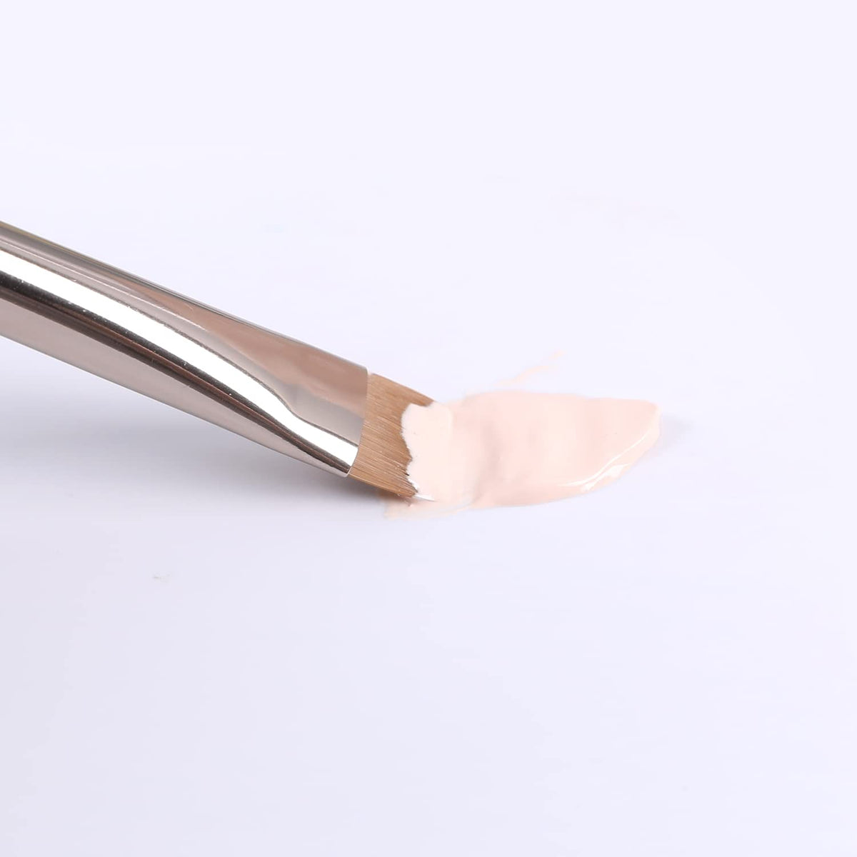 ENERGY Flat Definer Makeup Brush 212 with close-up of the ferrule