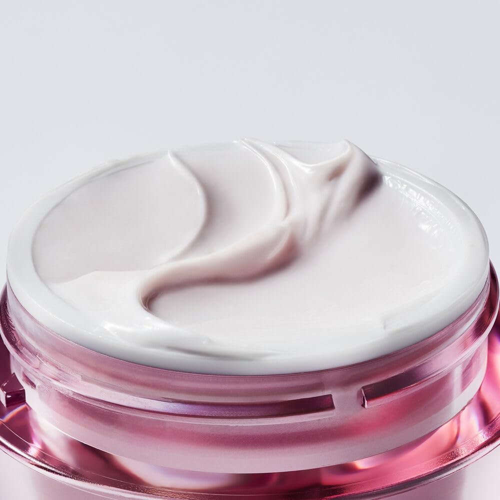 Estée Lauder Resilience Night Cream texture on hand