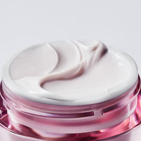 Estée Lauder Resilience Night Cream texture on hand