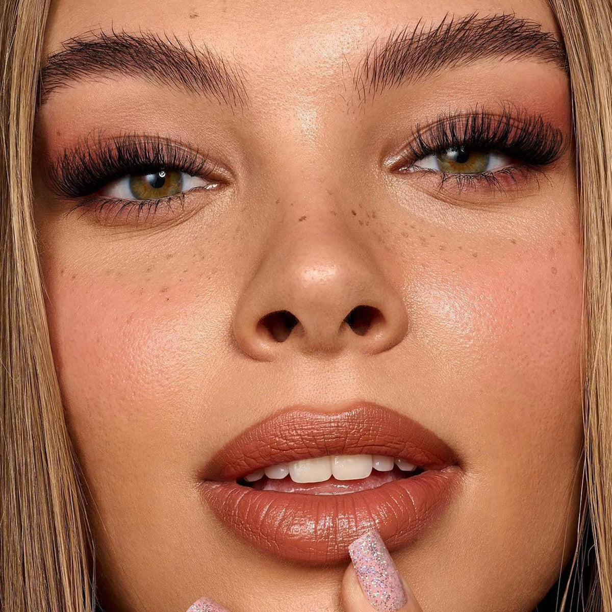 FANXITON Lash Clusters Kit displayed with eyelash brush
