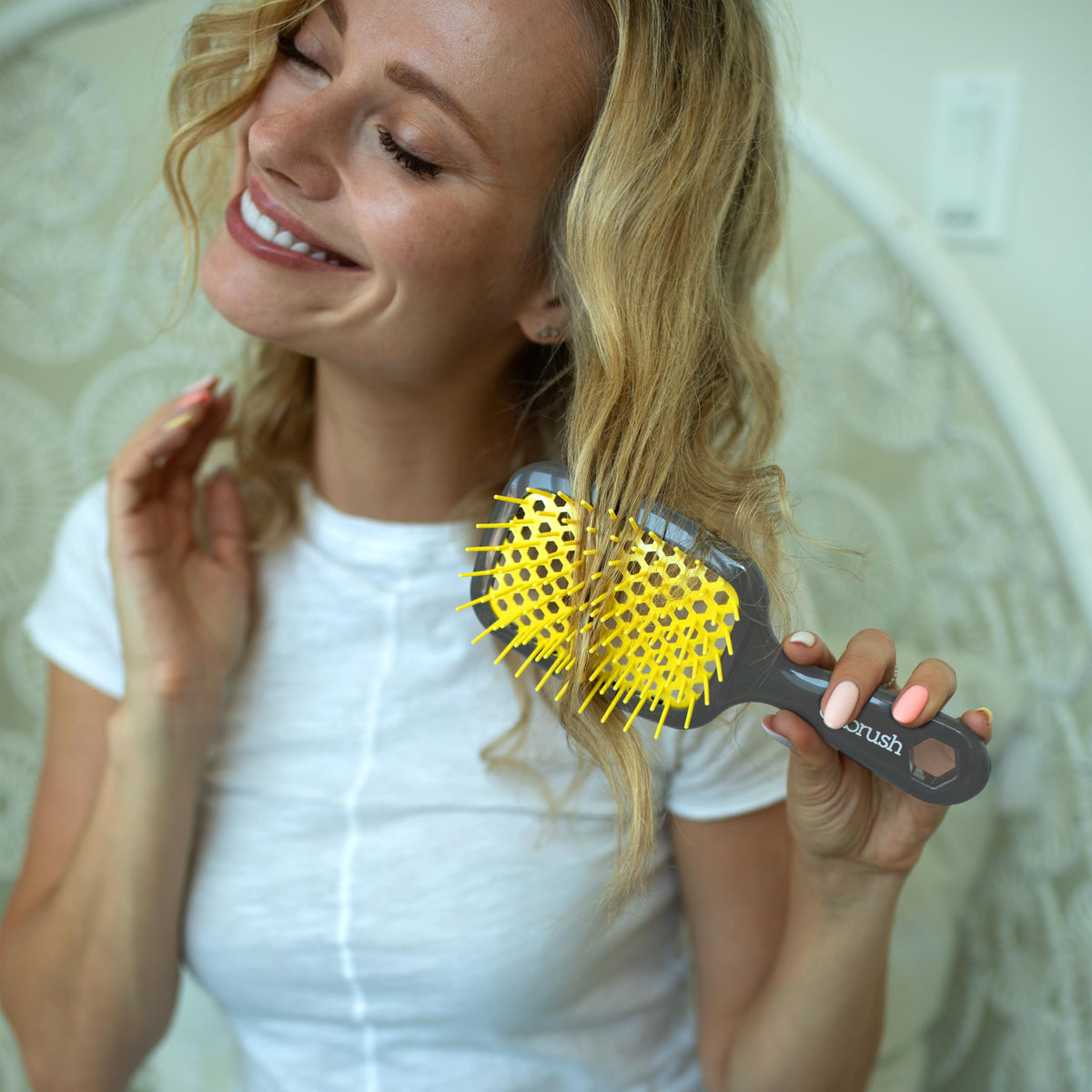 FHI Heat UNbrush lifestyle scene with user