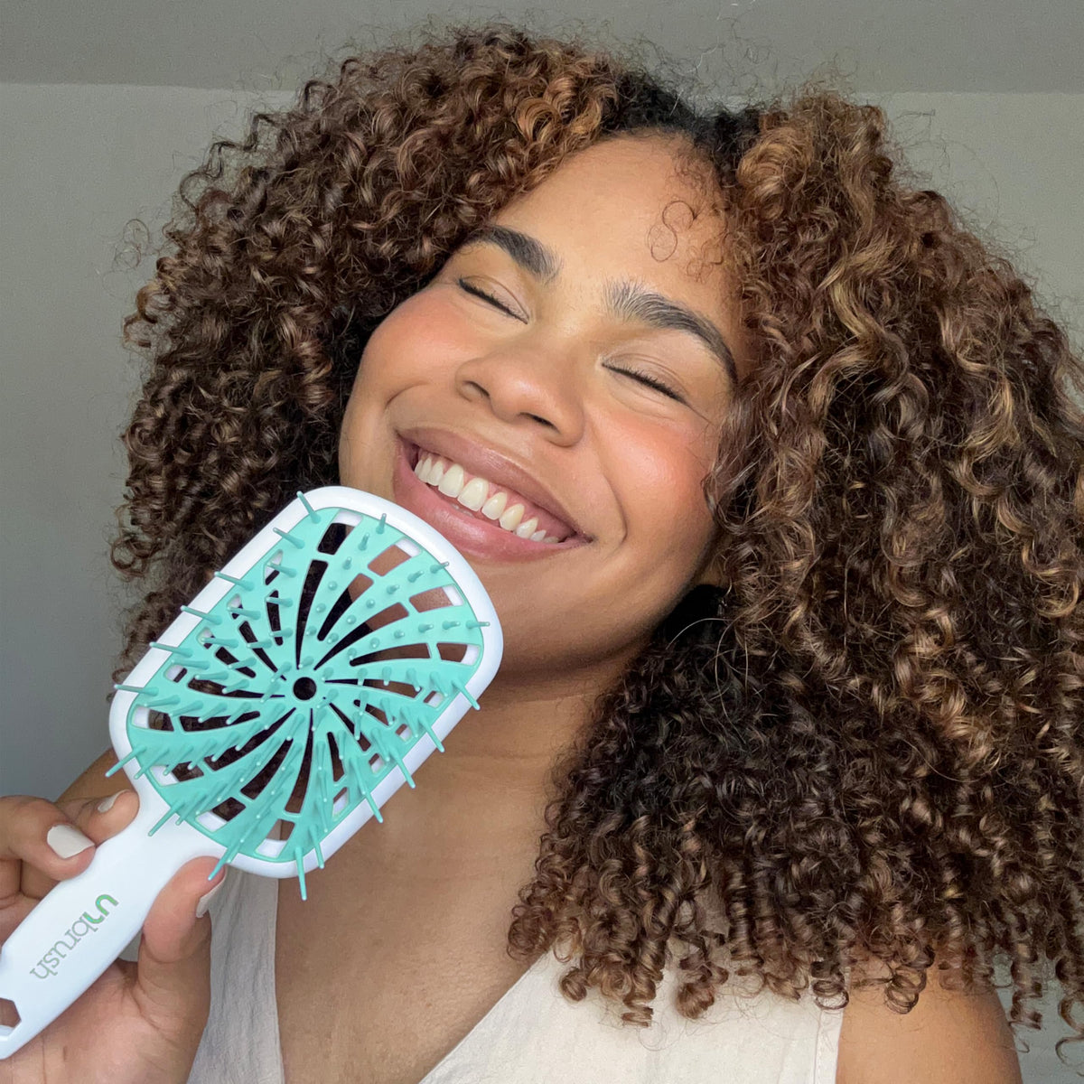 FHI Heat UNbrush Plus side view with ergonomic handle