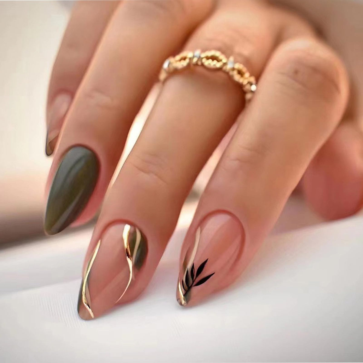 FJSMTOPl Green Press on Nails almond shape front view