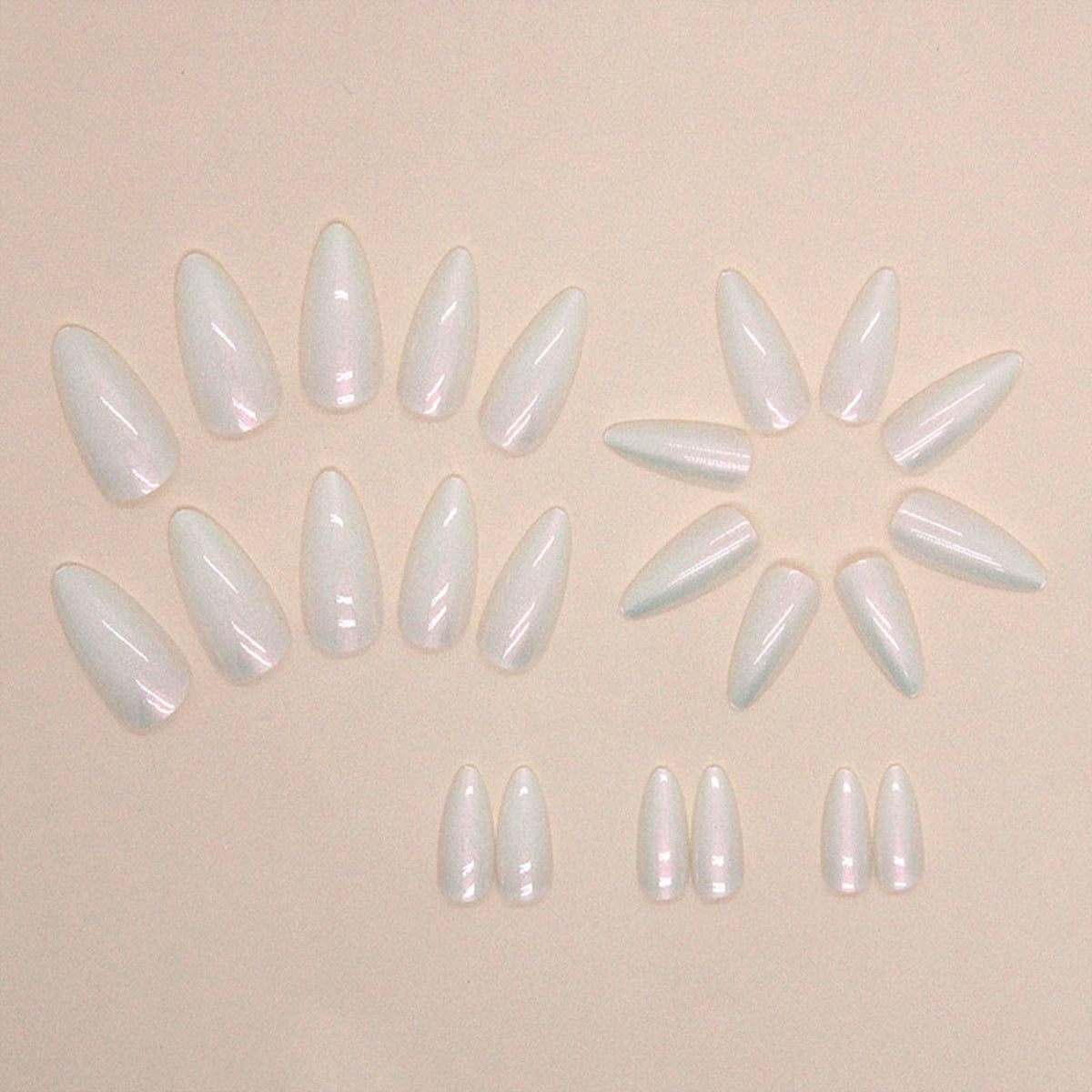 FJSMTOPl White Press on Nails applied on fingers