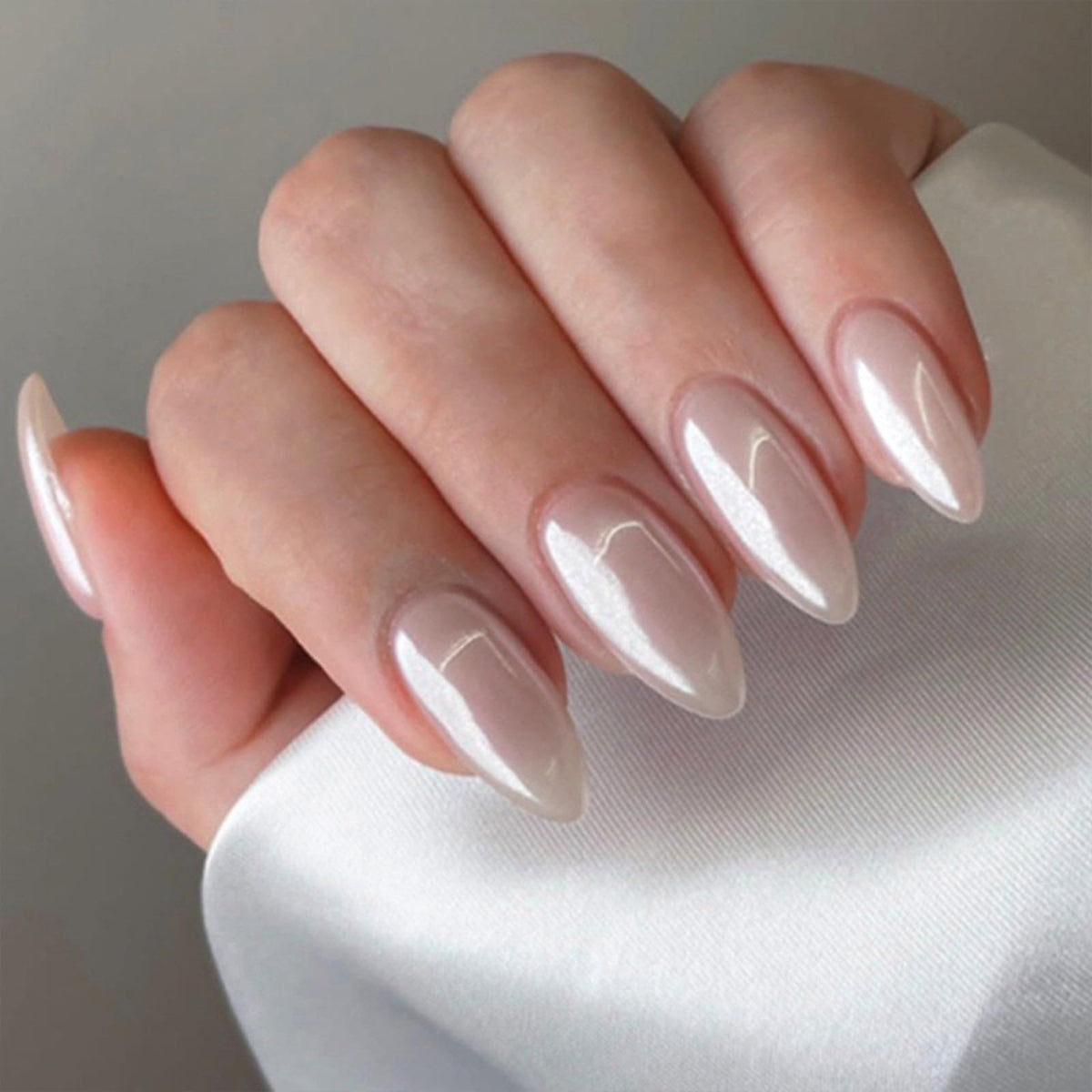 FJSMTOPl White Press on Nails medium almond design front view