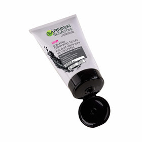 Garnier SkinActive Charcoal Scrub application on skin