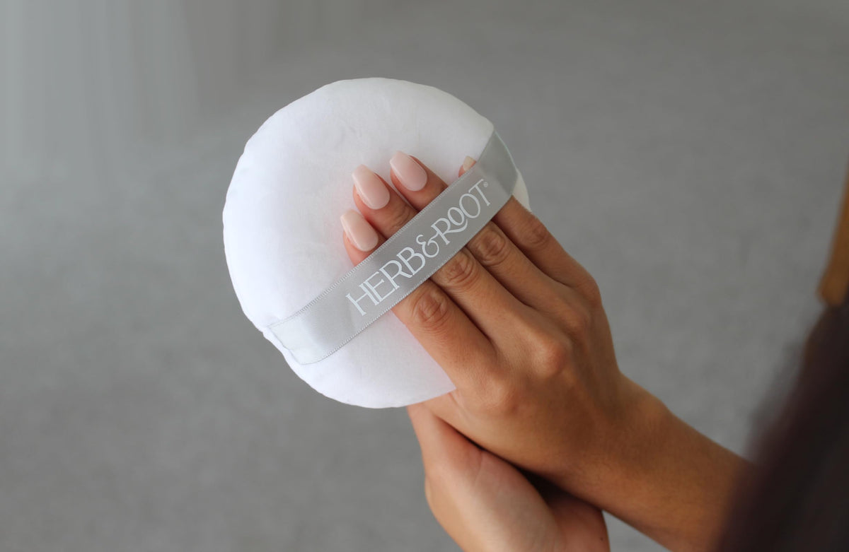 Herb & Root Body Powder in rose scent with puff