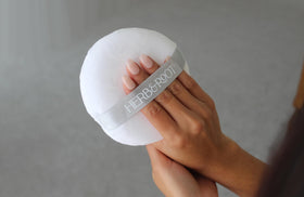 Herb & Root Body Powder in rose scent with puff