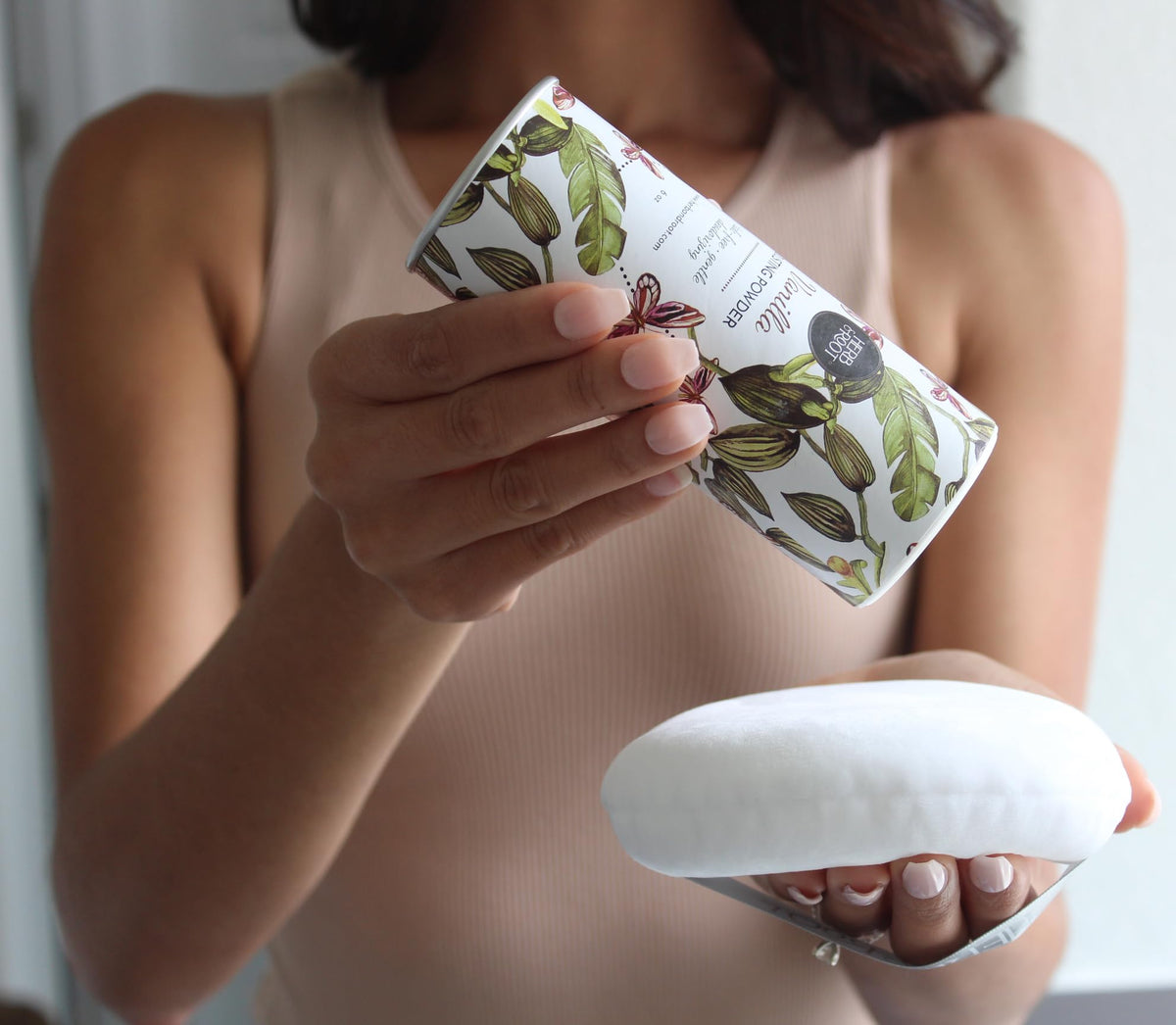 Herb & Root Body Powder in vanilla scent with puff