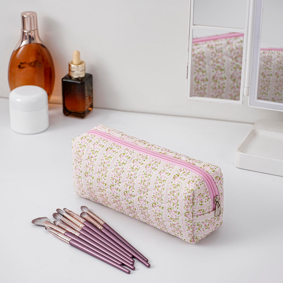 HHQQWZ Floral Makeup Bag with cosmetics inside