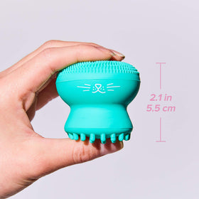 I DEW CARE Cleansing Tool in hand demonstrating portability