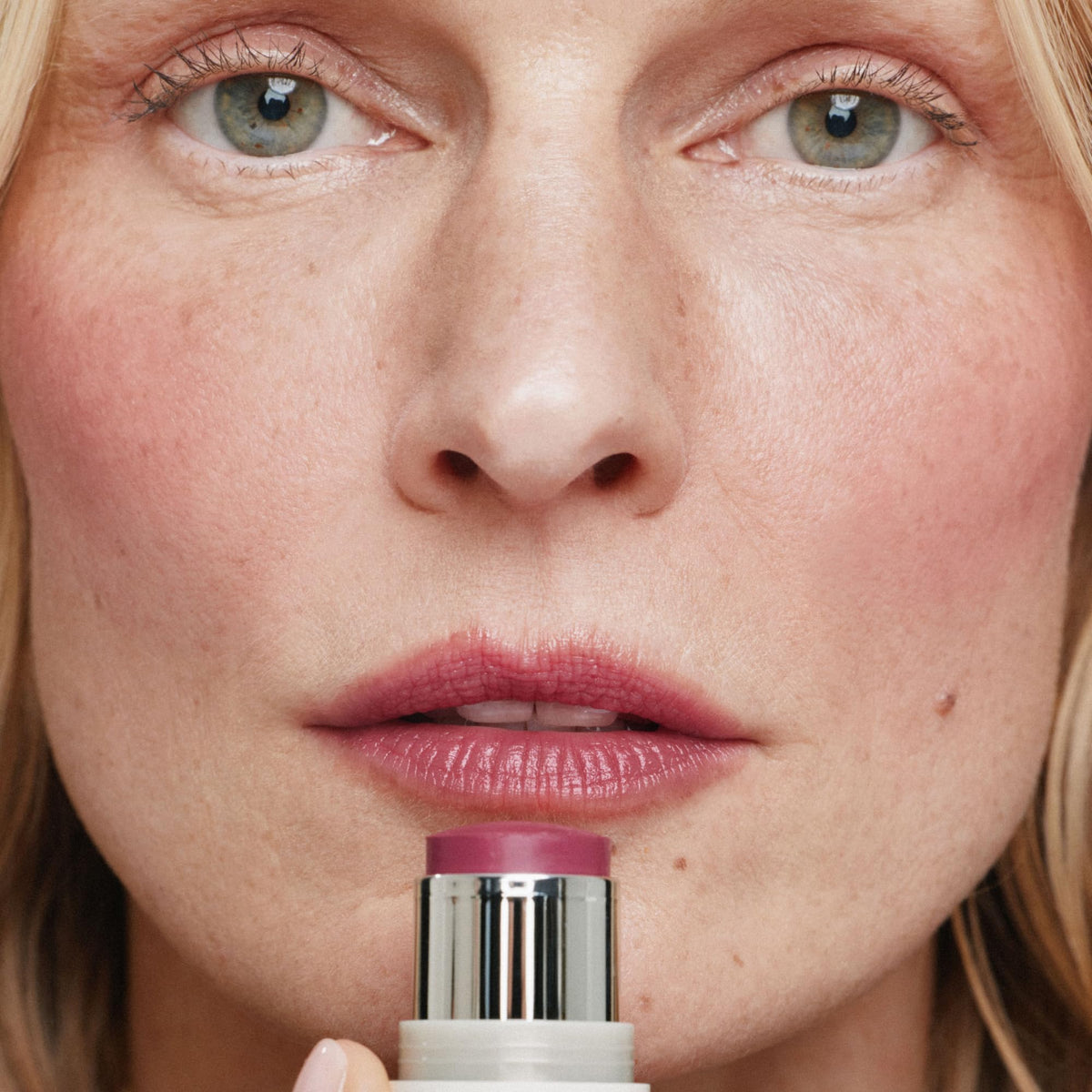 ILIA Multi-Stick Cheek + Lip Color A Fine Romance application on lips