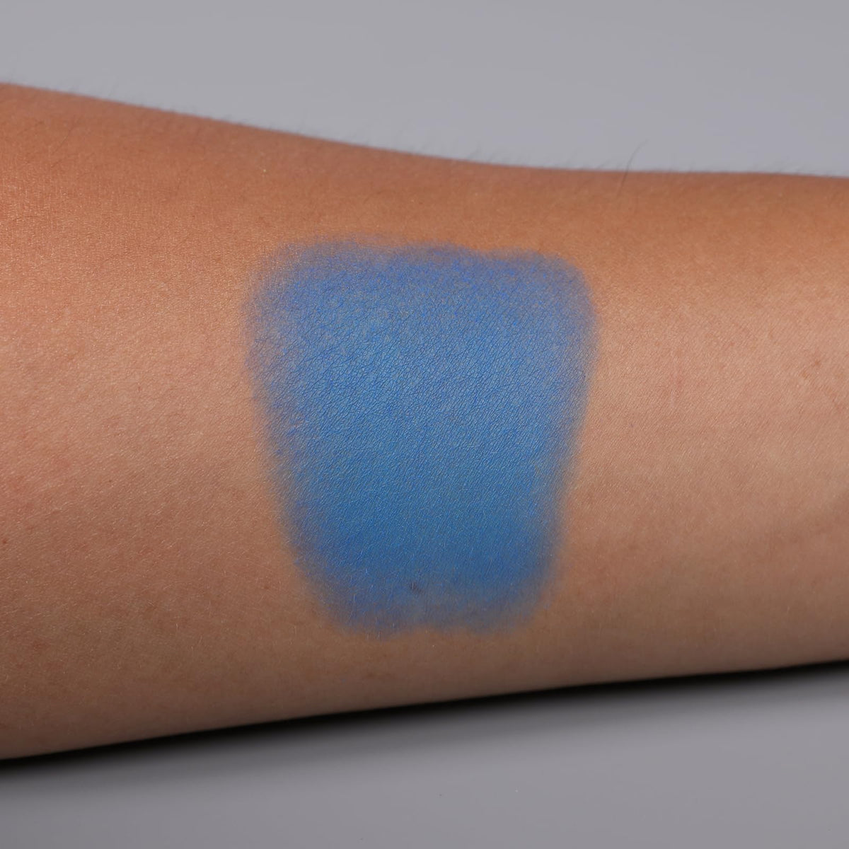 IS'MINE Blue Matte Eyeshadow with brush