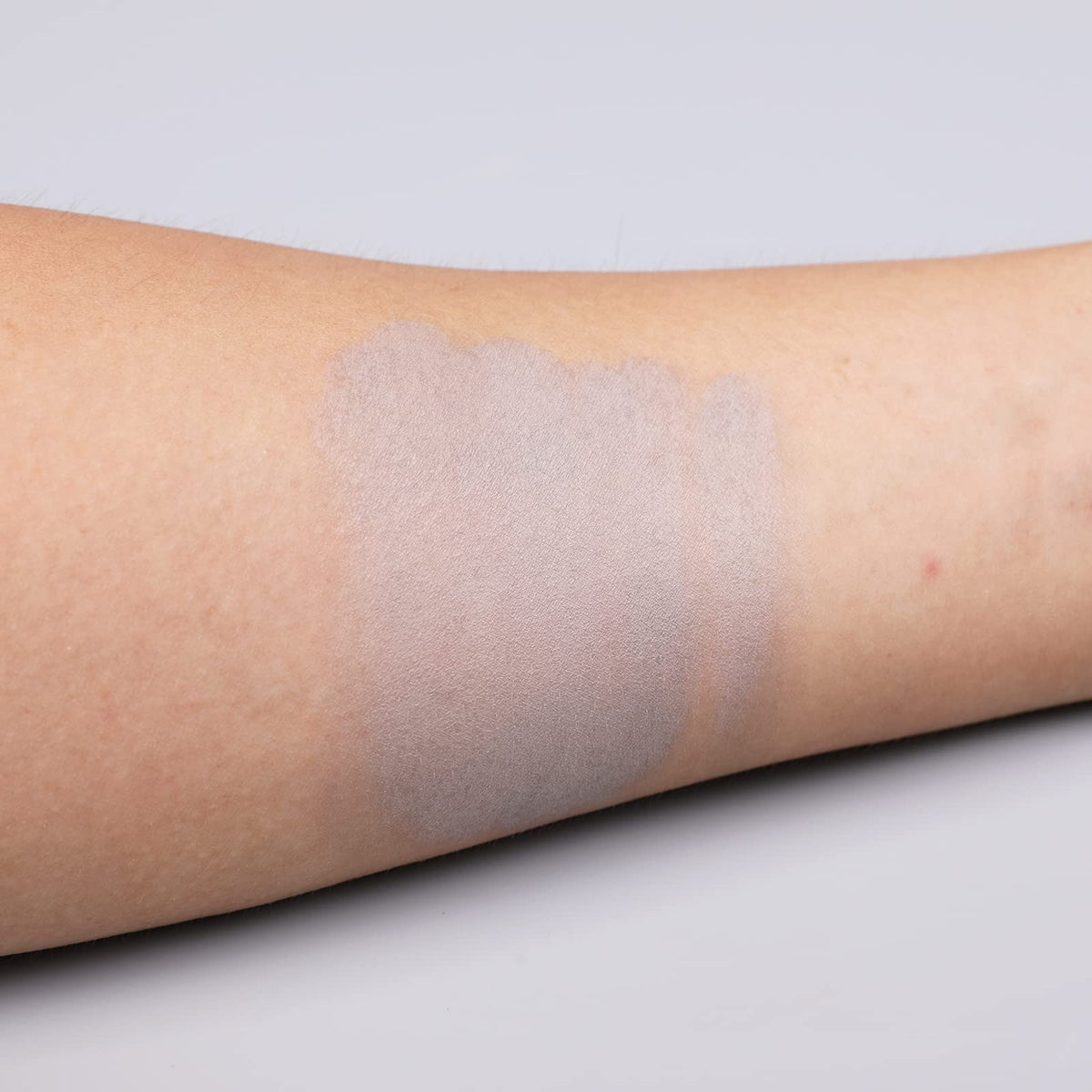 IS'MINE Matte Grey eyeshadow with brush application