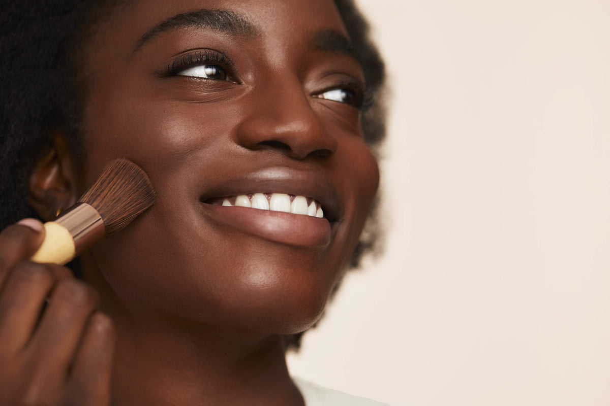 jane iredale PurePressed Base 10g application on skin