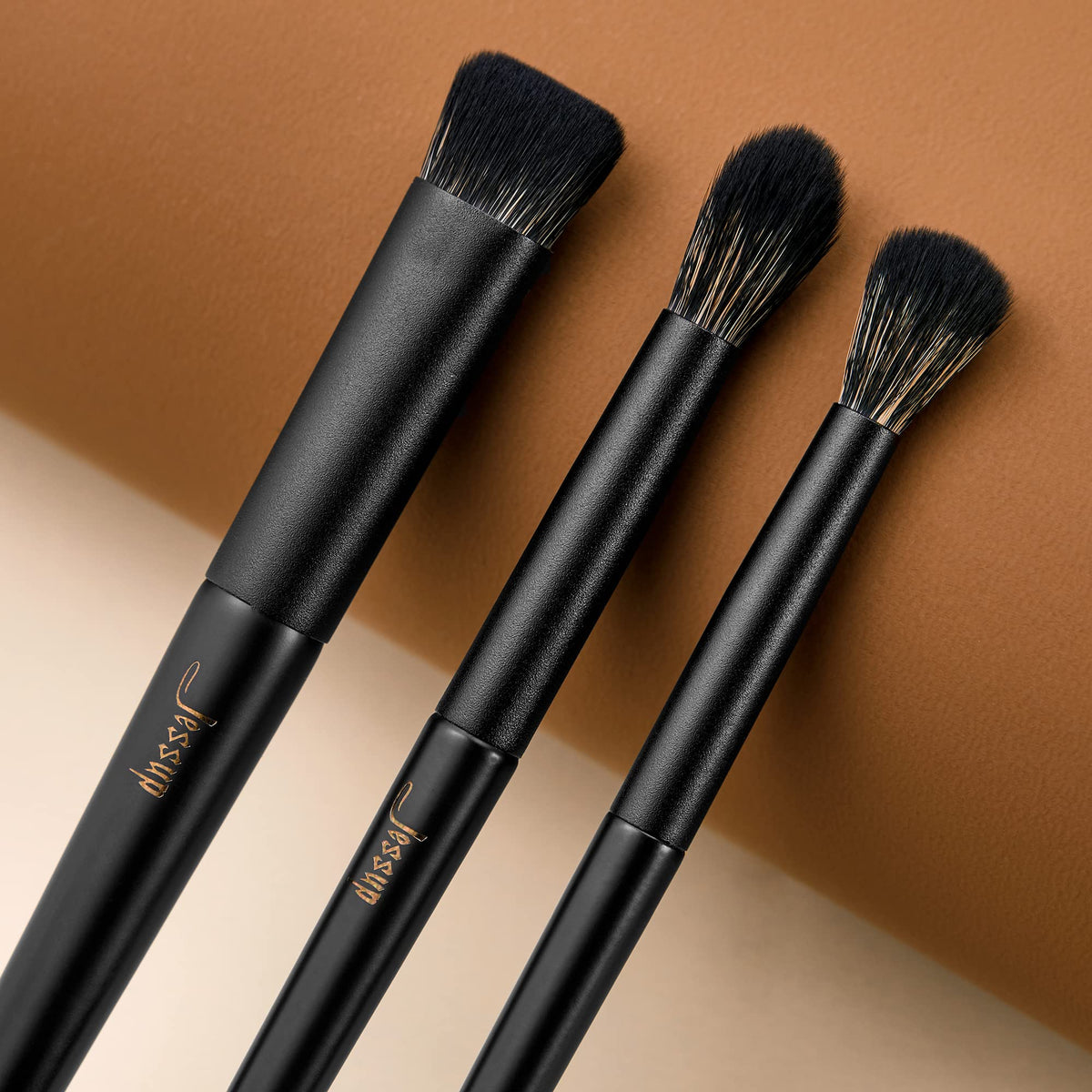 Jessup pointed eyeshadow brush close-up view