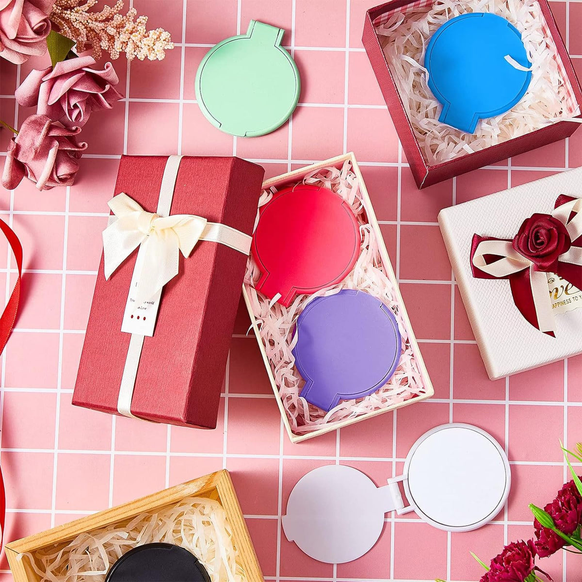 Jetec compact mirrors arranged on a table
