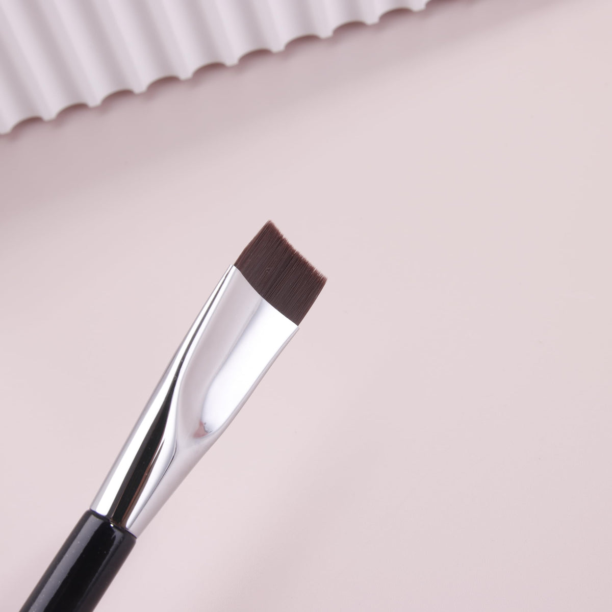 JEZTDKLE Arc Eyeshadow Brush in use for eye makeup