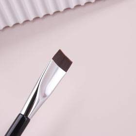 JEZTDKLE Arc Eyeshadow Brush in use for eye makeup