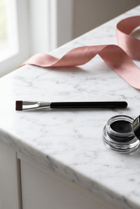 JEZTDKLE Arc Eyeshadow Brush showing silver ferrule