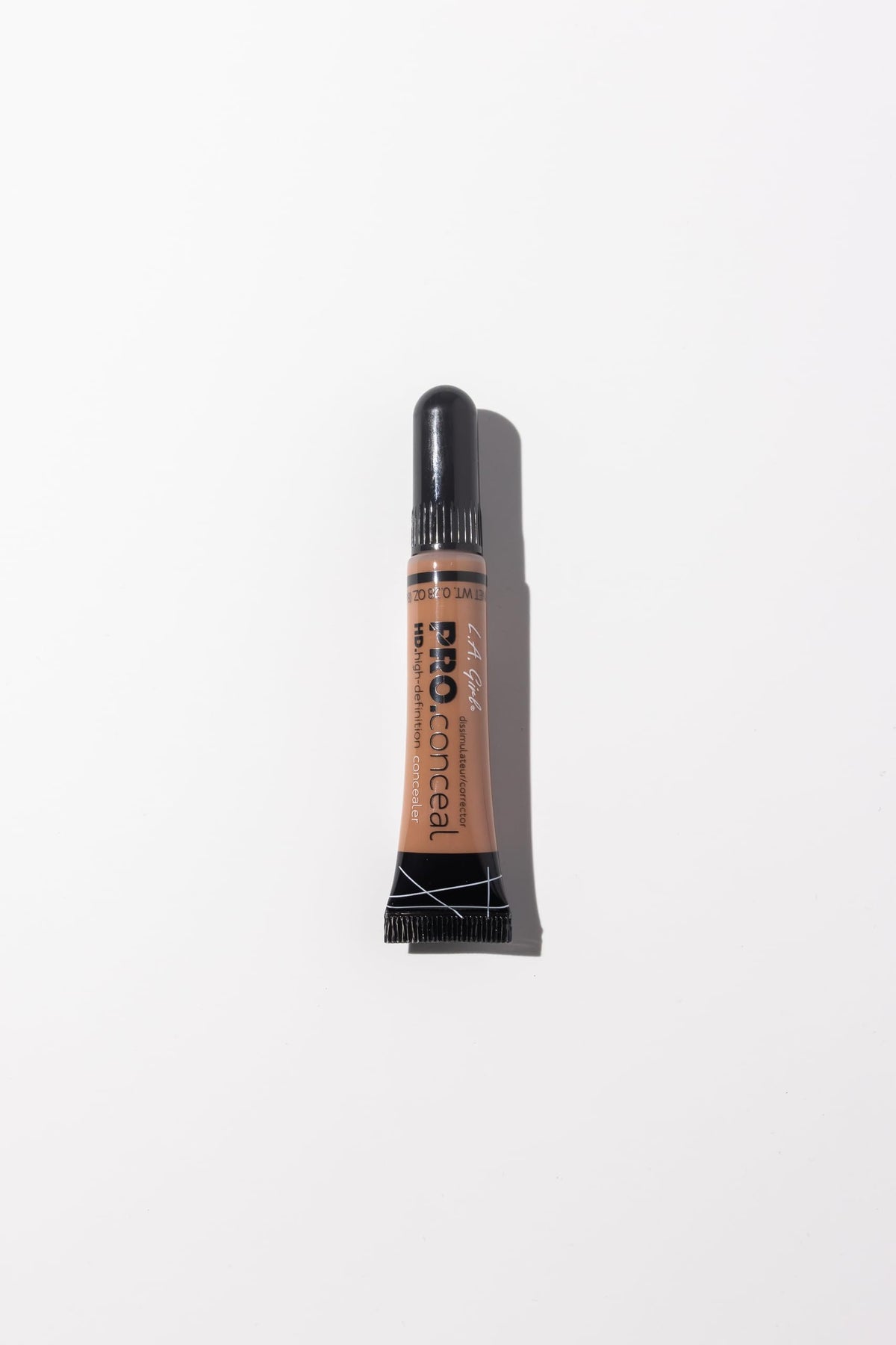 L.A. Girl HD Pro.Conceal Medium Bisque brush tip applicator