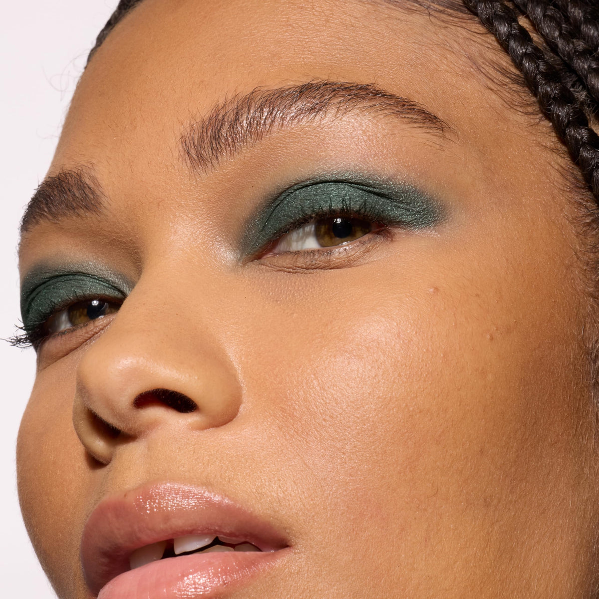 L'Oreal Paris Le Shadow Stick Eyeshadow 270 Twilight Emerald side view