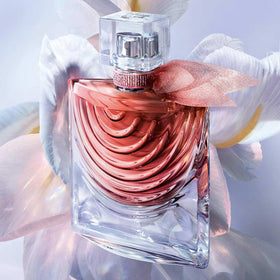 Lancôme La Vie Est Belle Iris Absolu Eau De Parfum with floral background