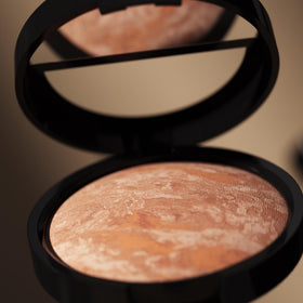 LAURA GELLER Baked Natural Glow Highlighter compact