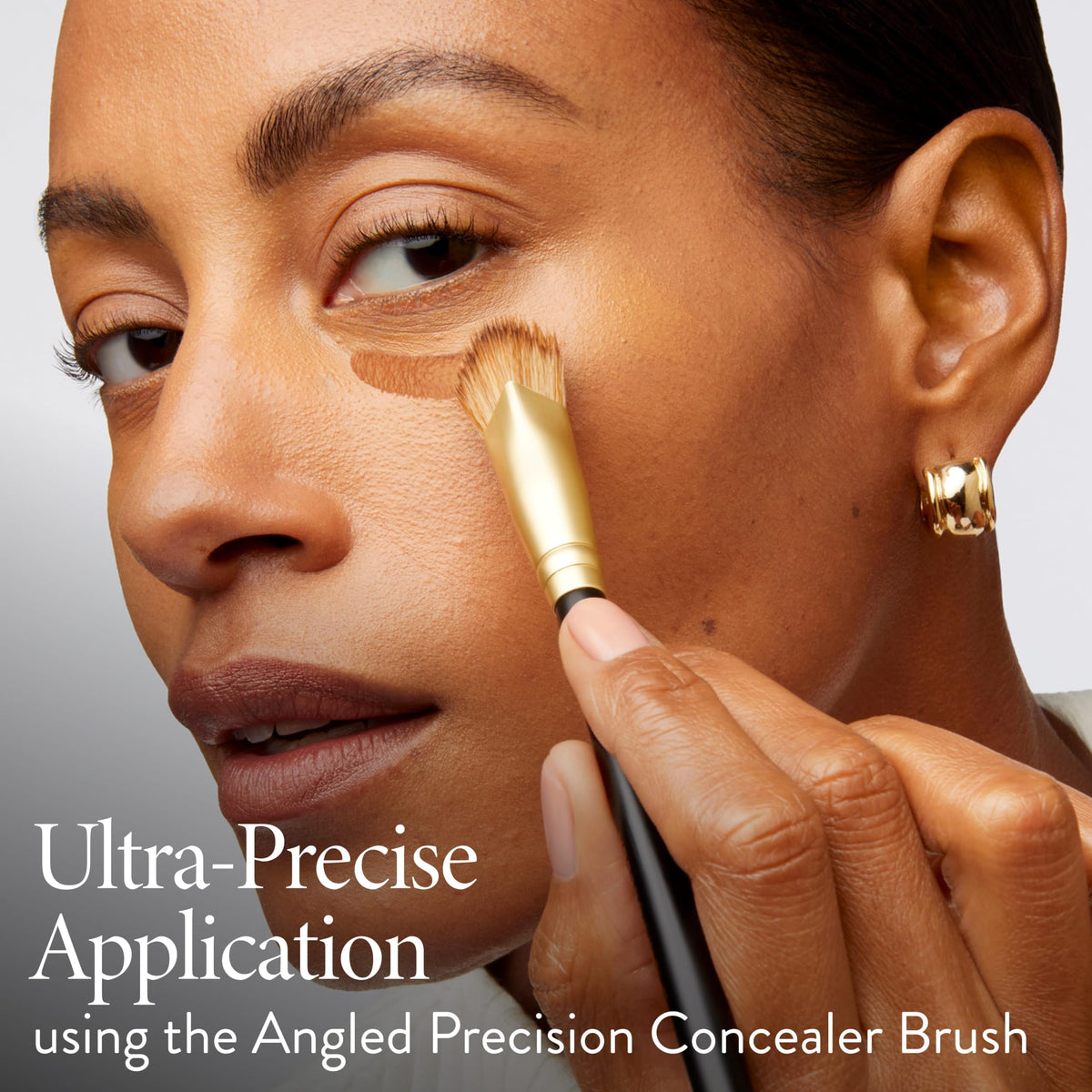 LAURA GELLER Ideal Fix Eye Concealer Medium texture on hand