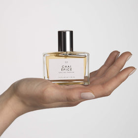 Le Monde Gourmand Chai Épicé Eau de Parfum with chai latte and blanket