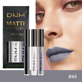 Lifestyle image of evpct lipstick set in use