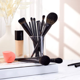 Lifestyle image of Jessup makeup brushes in use
