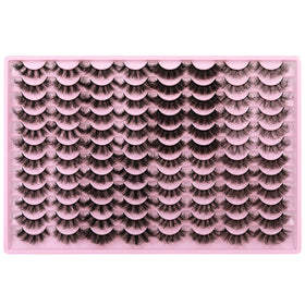 lifestyle image of zanlufly lashes being applied
