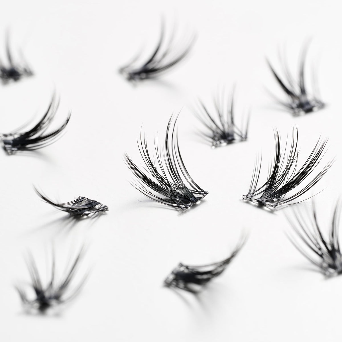 Lilly Lashes Self-Adhesive Wispy Flares Lash Clusters clear band detail