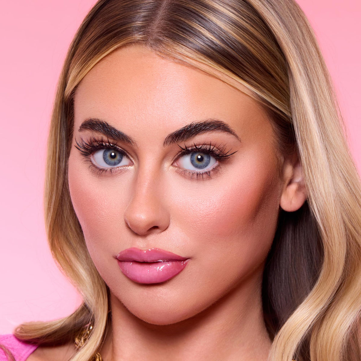Lilly Lashes Self-Adhesive Wispy Flares Lash Clusters lifestyle shot