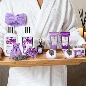 LILY ROY lip balm and bath bombs in spa gift set