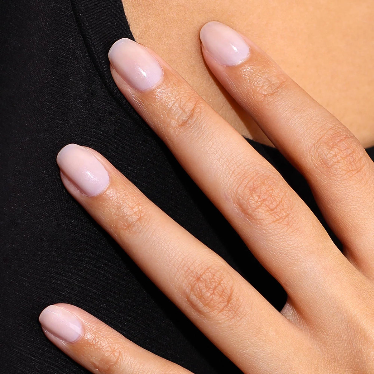 LONDONTOWN kur Illuminating Nail Concealer texture on nail