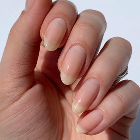 LONDONTOWN kur Perfecting Nail Veil Apricot Beige brush close-up