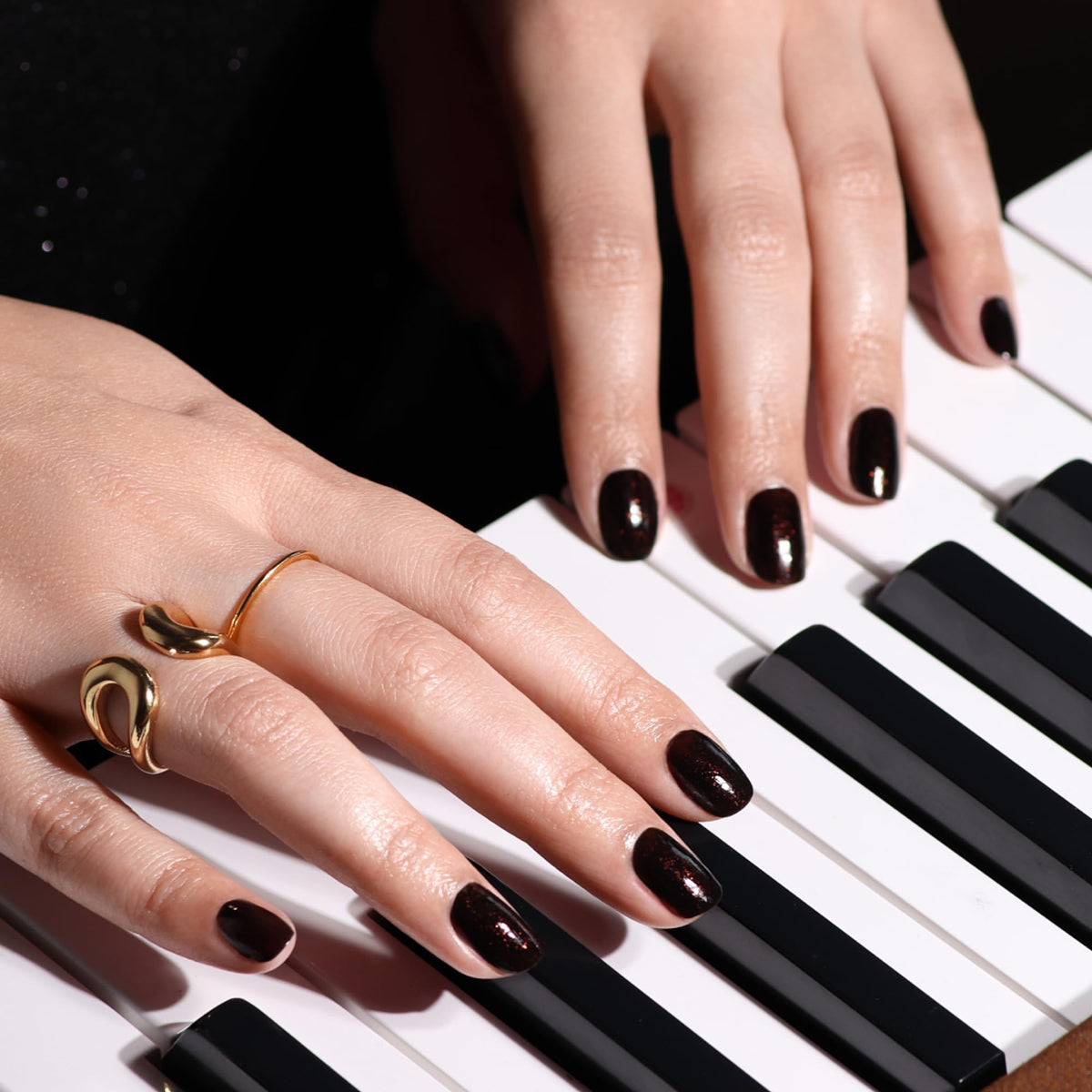 LONDONTOWN lakur Nail Polish brush close-up