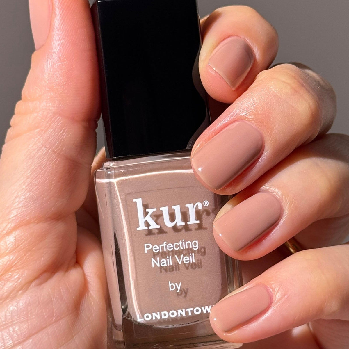 LONDONTOWN Perfecting Nail Veil Creamy Latté Tint applied on nails